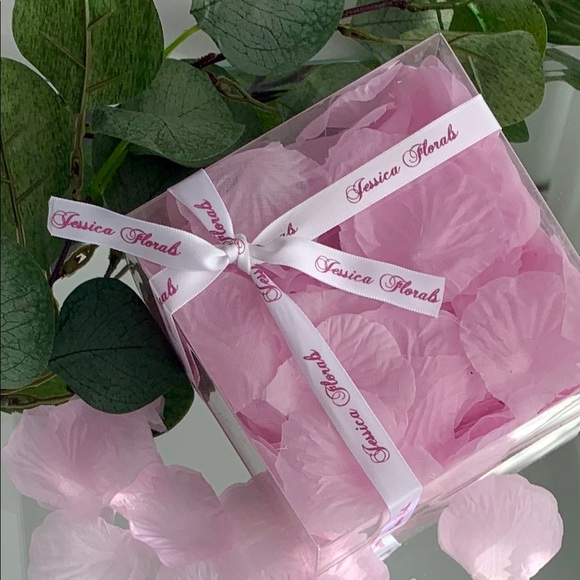 Boxed Silk Rose Petals - Lilac - Picture 1 of 2